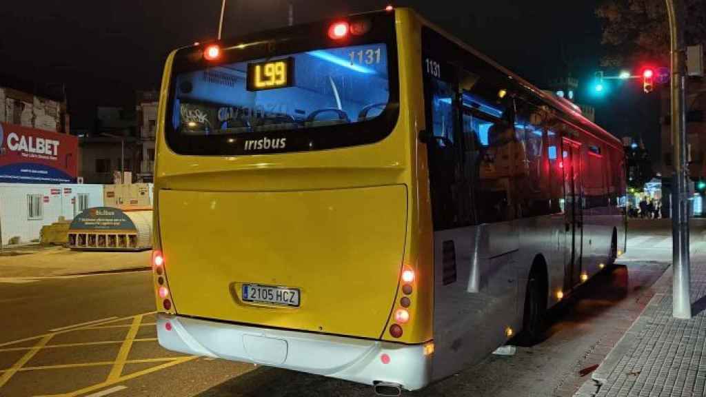 Un autobús de rotulado como Mohn que circula durante la transición de las líneas del Baix Llobregat sur a Avanza / CM