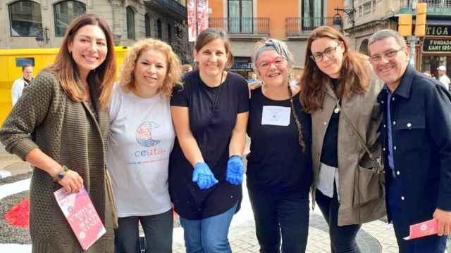 Julia Barea, la segunda por la derecha, en la Rambla con compañeros de Ciutadans, entre ellos Guilarte (izquierda) / TWITTER JULIA BAREA