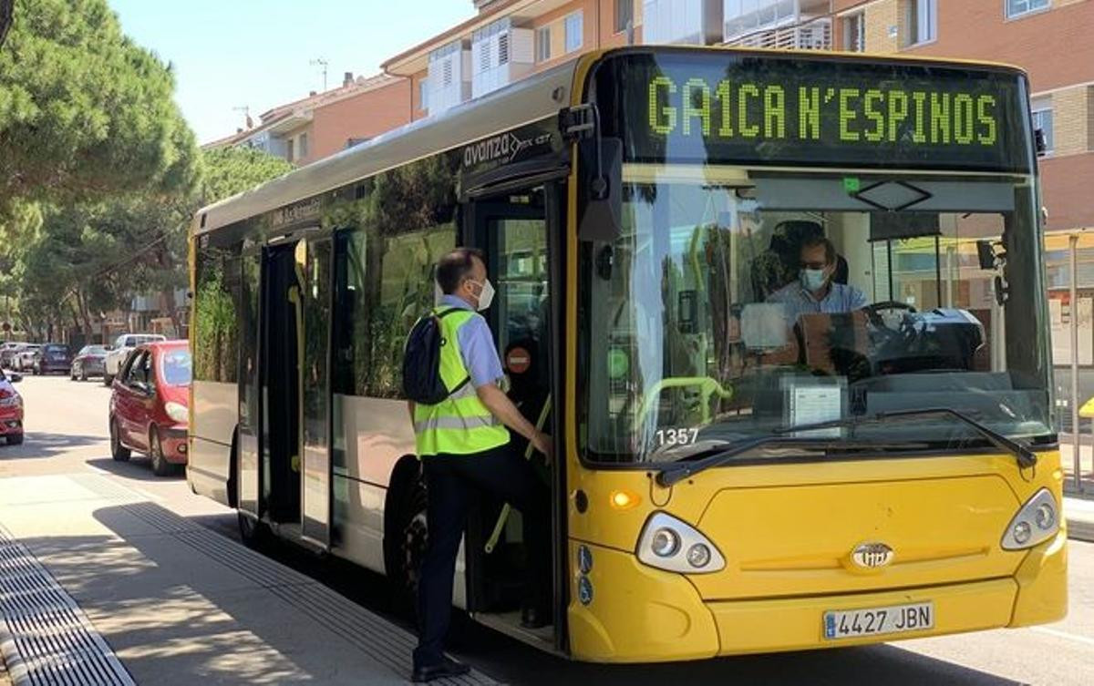 Un autobús de rotulado como Mohn que circula durante la transición de las líneas del Baix Llobregat sur a Avanza / CM