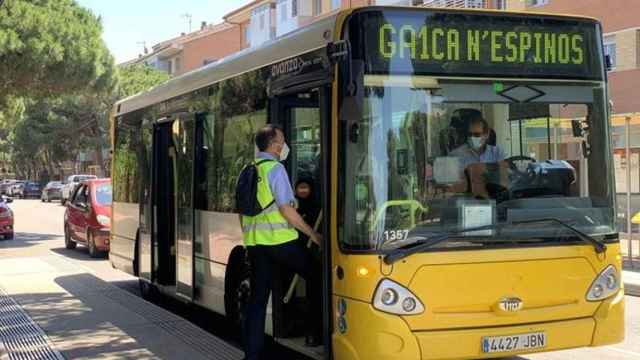 Un autobús de rotulado como Mohn que circula durante la transición de las líneas del Baix Llobregat sur a Avanza / CM