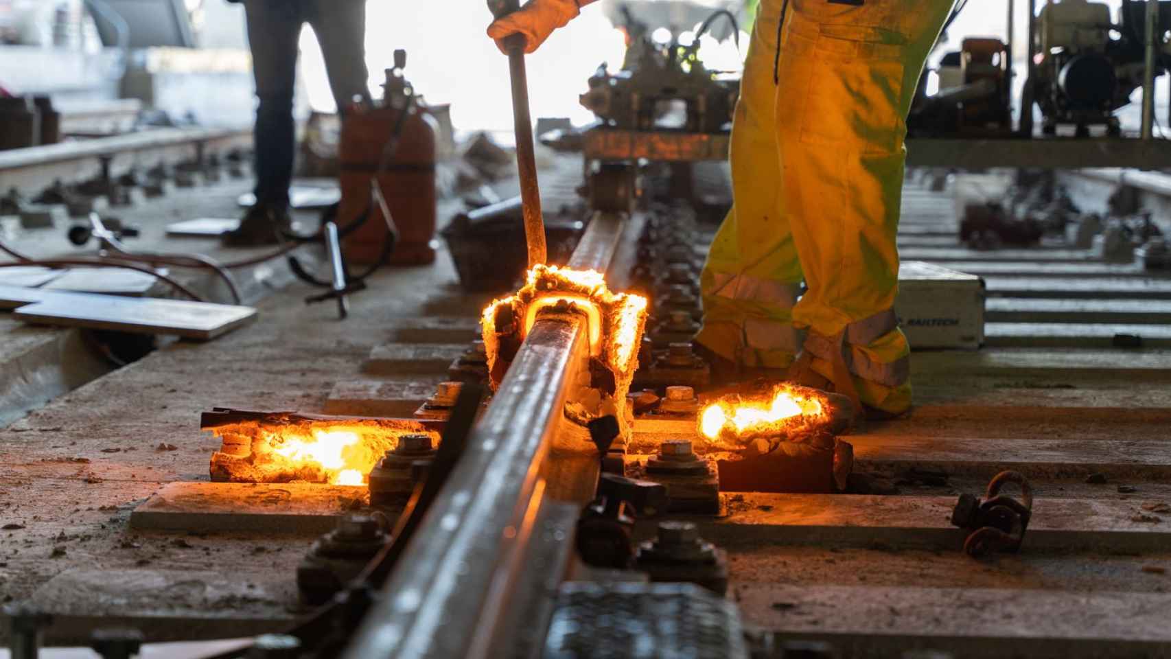 Obreros trabajando en las nuevas soldaduras de las vías de Rodalies de Sant Andreu / LUIS MIGUEL AÑÓN - METRÓPOLI