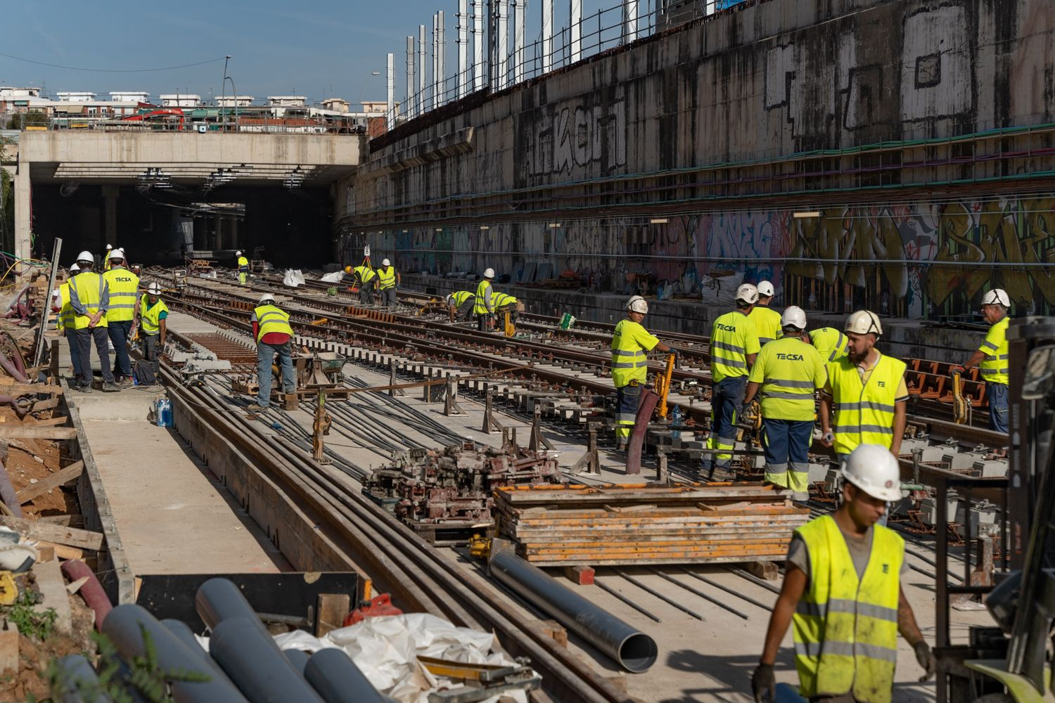 Obreros trabajando en las obras de Renfe de Adif / LUIS MIGUEL AÑÓN - METRÓPOLI