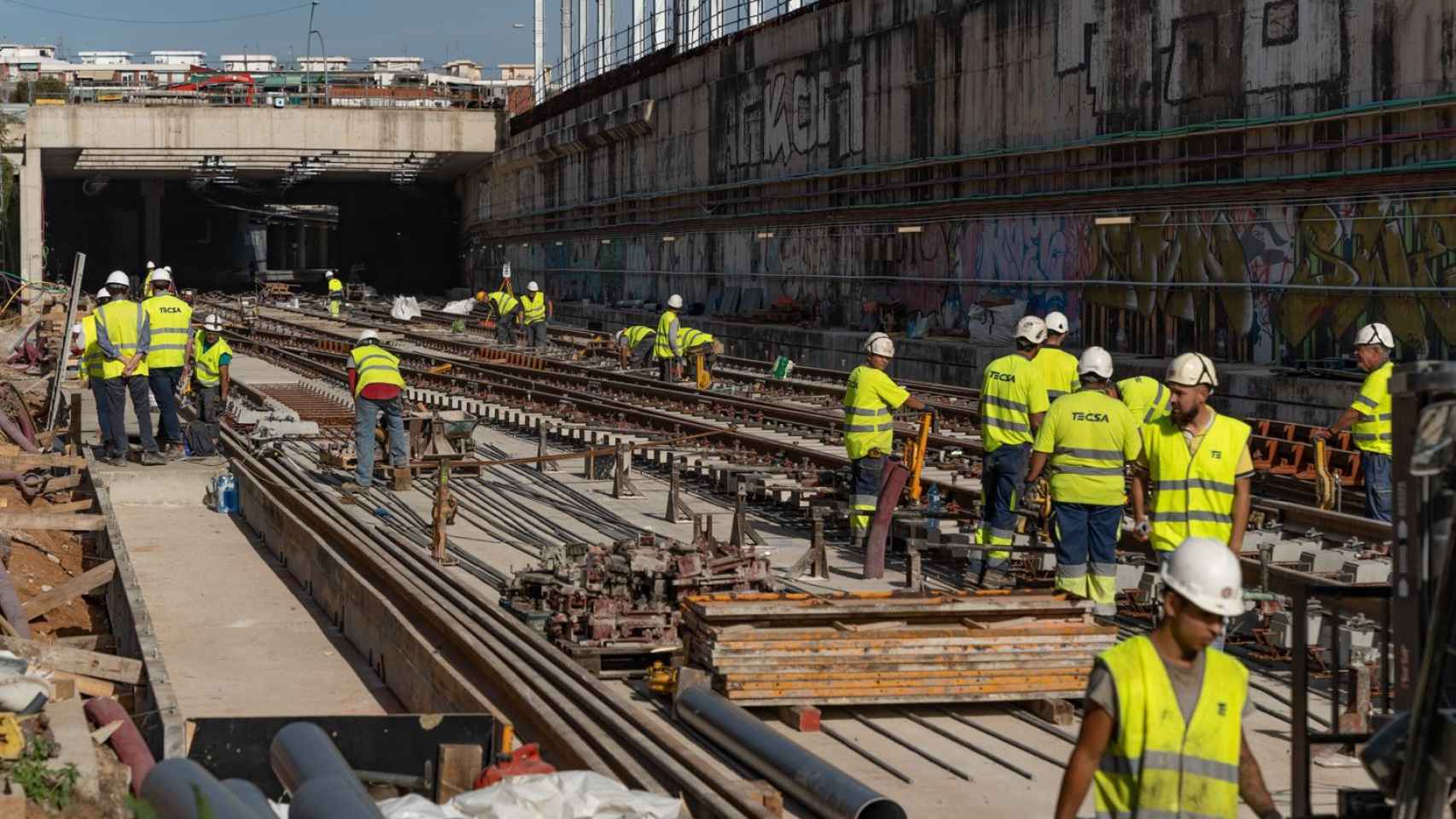 Operarios de Adif trabajando en las vías de Renfe / LUIS MIGUEL AÑÓN - METRÓPOLI