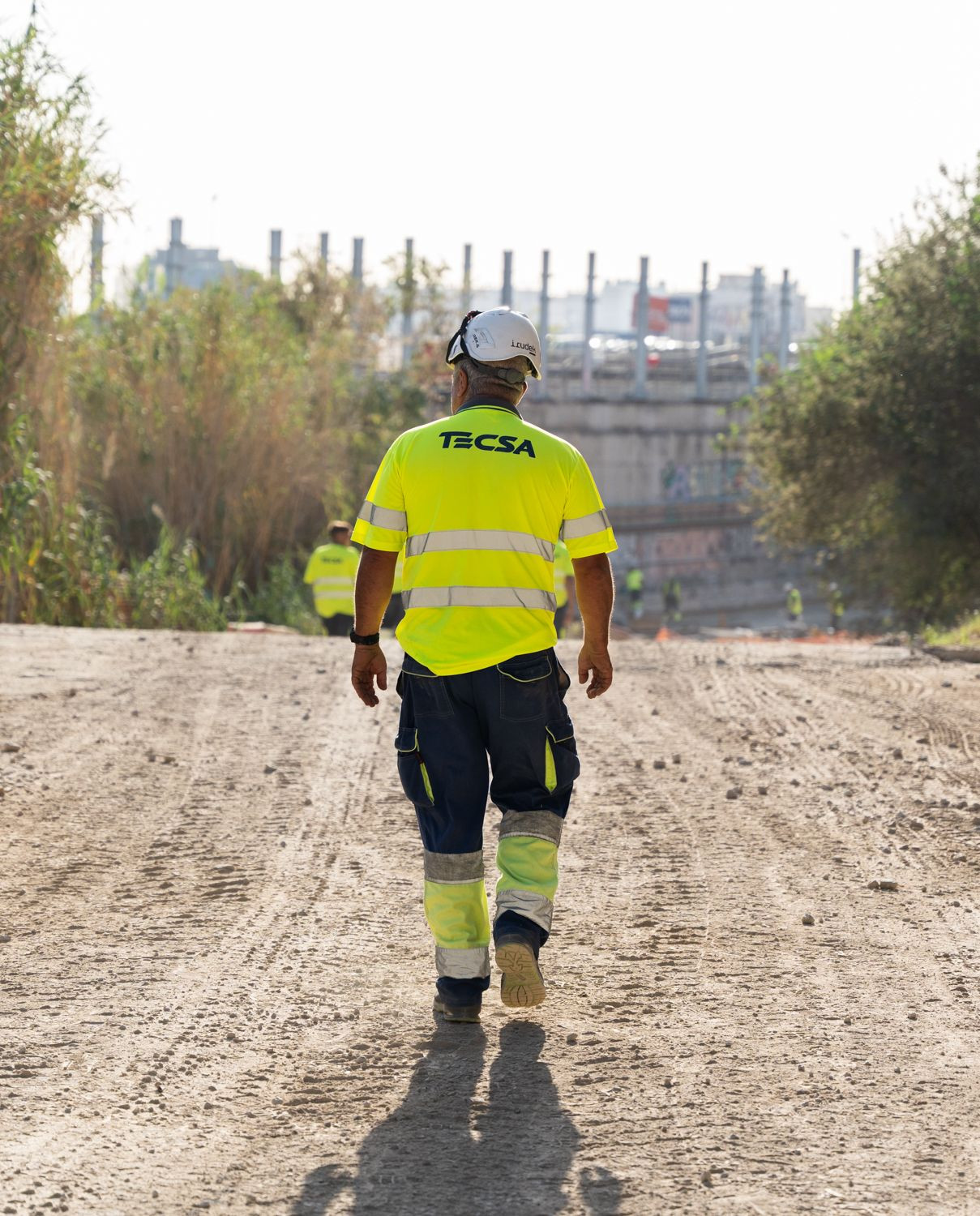 Un operario de Adif en una de las entradas de las obras de Renfe / LUIS MIGUEL AÑÓN - METRÓPOLI