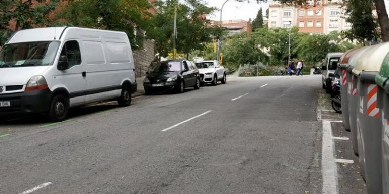 Vehículos aparcados en la calle de Sardenya / AJ BCN