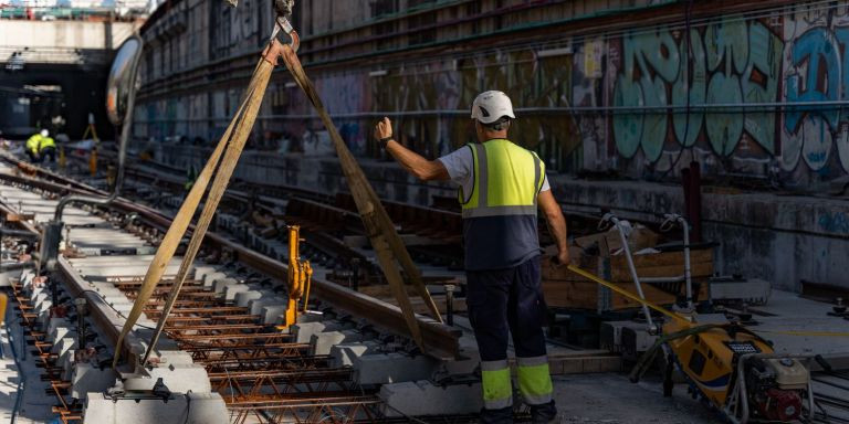 Un técnico de Adif supervisa la descarna de un tramo de vías / LUIS MIGUEL AÑÓN - METRÓPOLI