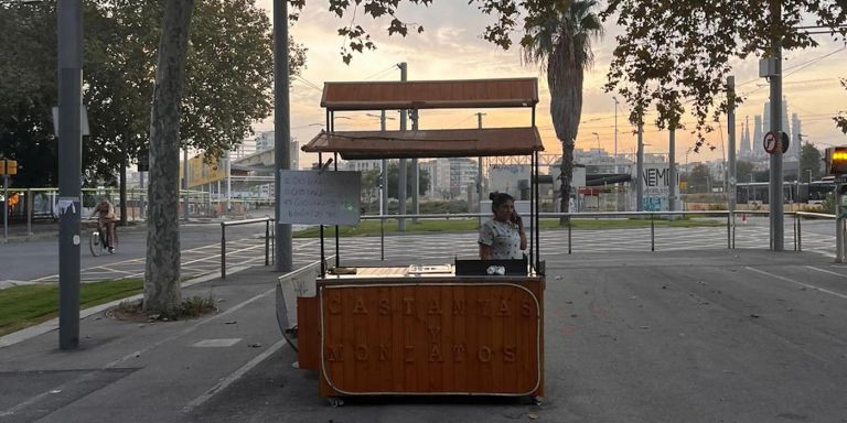 Una parada de castañas en Glòries / PALOMA RODILES