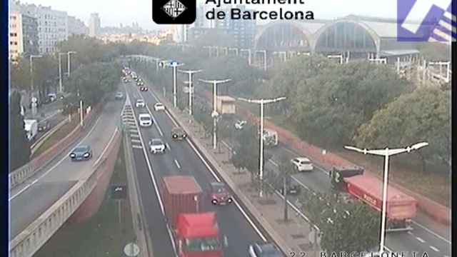 Imágenes de retenciones kilométricas  de coches en la ronda Litoral / AJ BCN