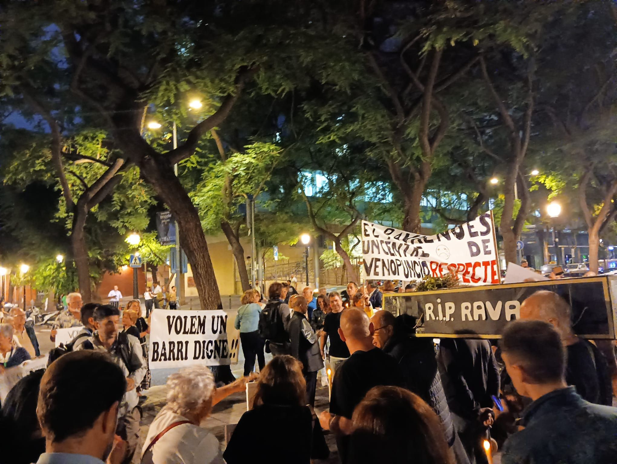 Manifestación de vecinos de Ciutat Vella contra la inseguridad y la falta de limpieza, la semana pasada / ALBA GIBERT - METRÓPOLI