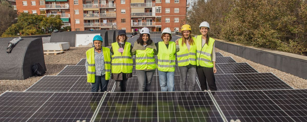 Placas solares en la cubierta del colegio Charles Darwin del Prat de Llobregat / DIPUTACIÓN DE BARCELONA