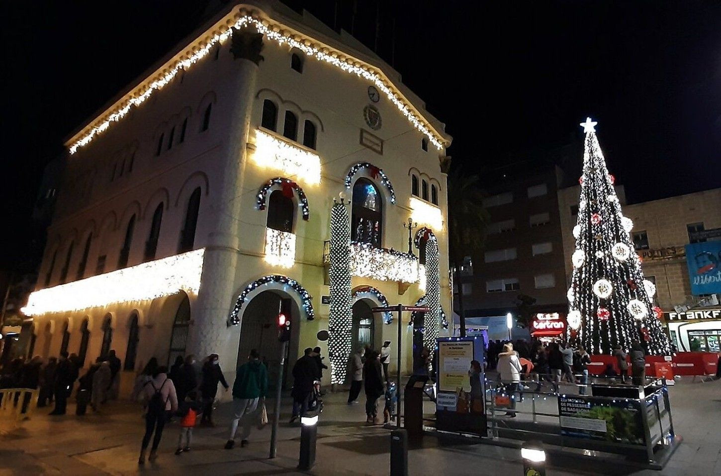 Plaza de la Vila de Badalona, iluminada por Navidad / TRIPADVISOR