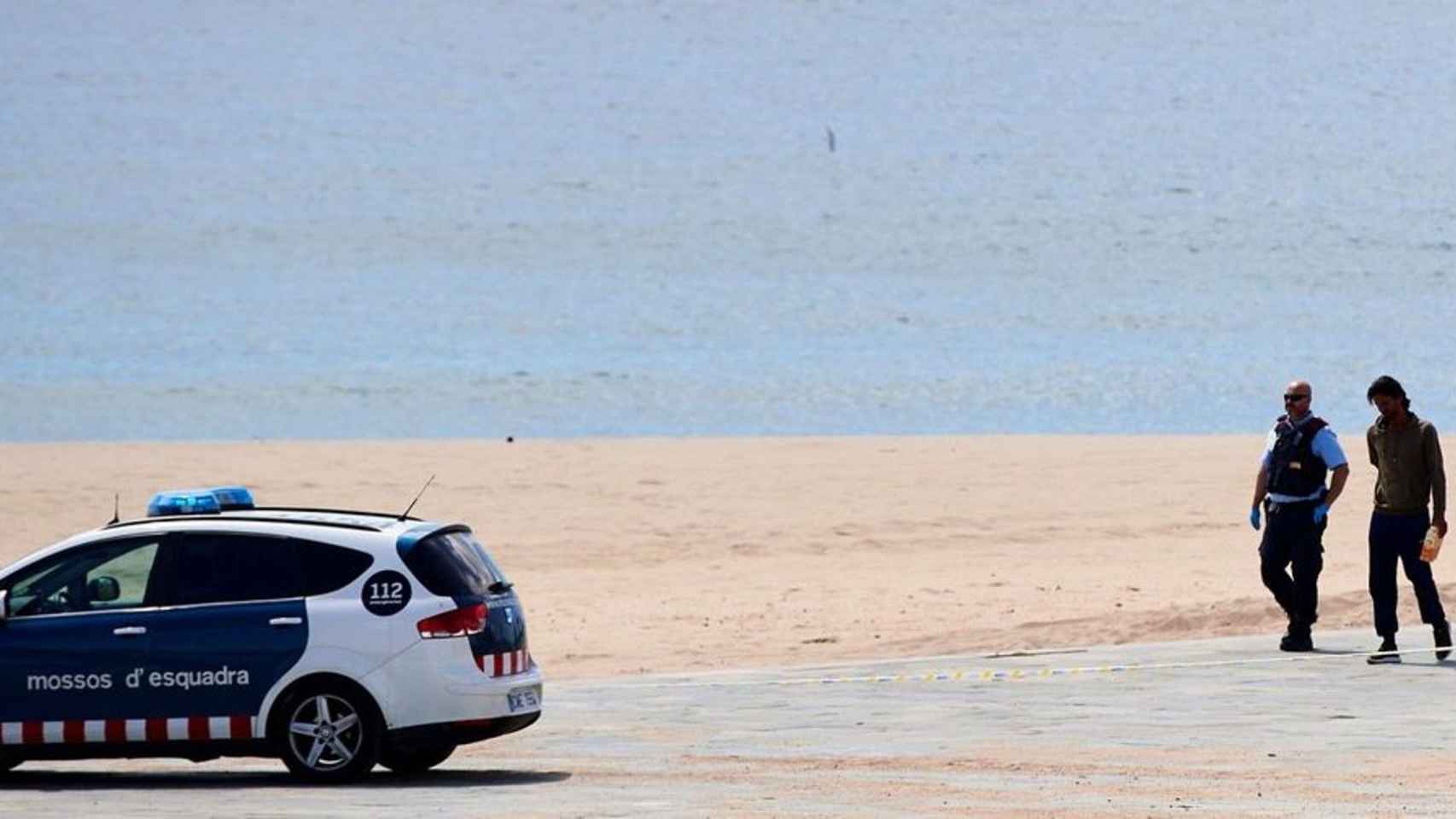 Agentes de los Mossos d'Esquadra en una playa de Badalona