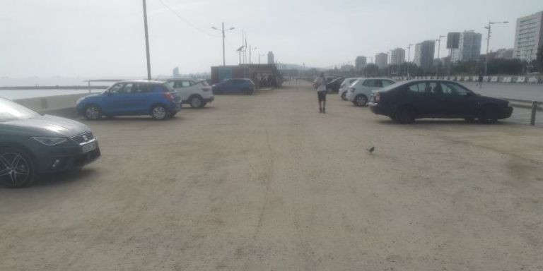 El antiguo parking después de que muchos coches abandonaran la zona, este domingo 30 de octubre / METRÓPOLI