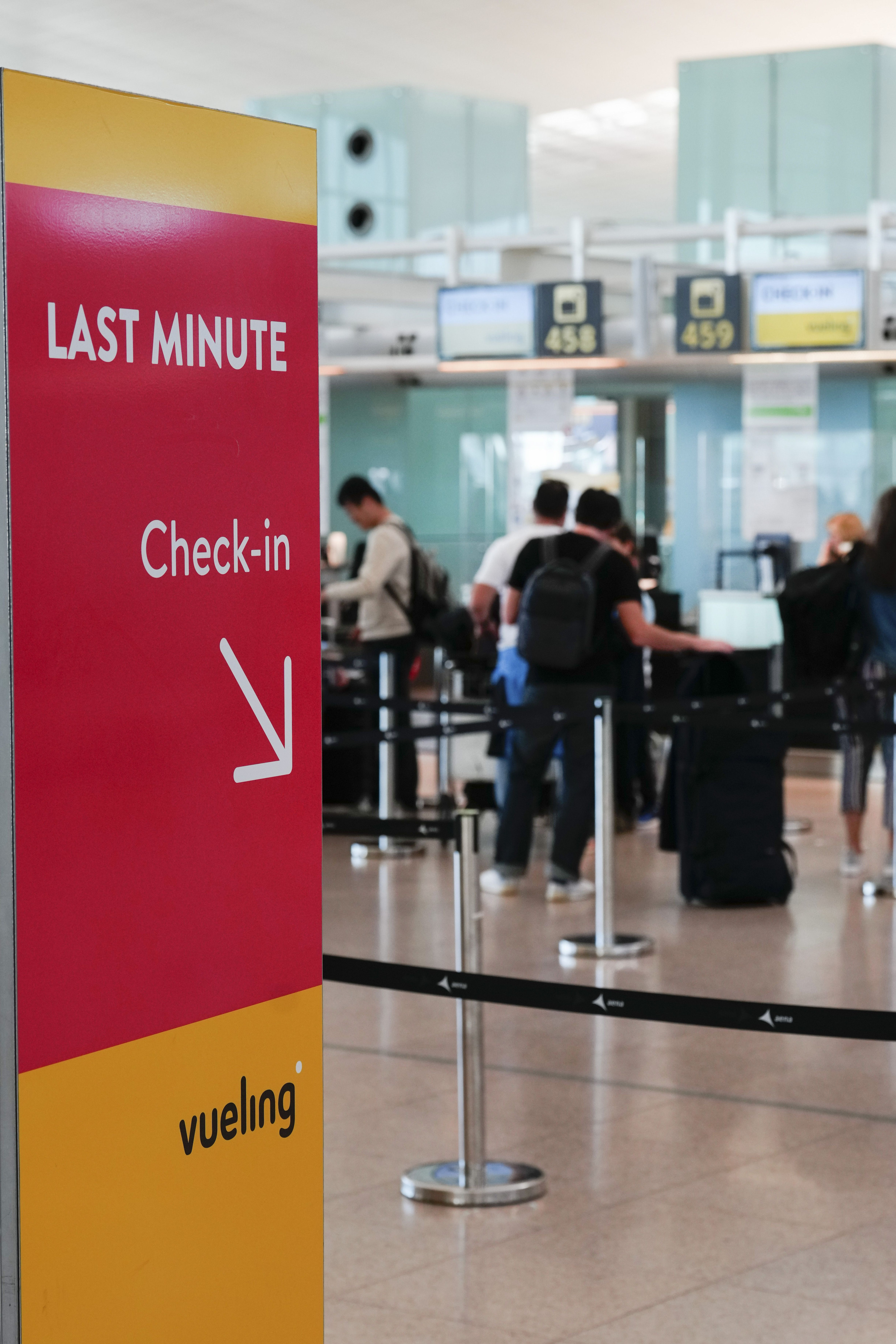 Stand de Vueling en el Aeropuerto de El Prat, en Barcelona / EFE - ENRIC FONTCUBERTA