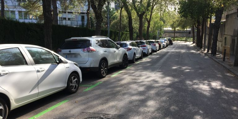 Vehículos estacionados en la calle de Manuel Ballbé / METRÓPOLI - RP