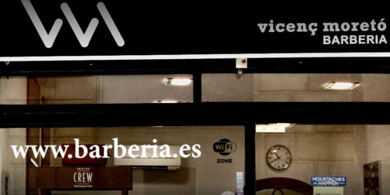 Entrada a la barbería Vicenç Moretó / VICENÇ MORETÓ
