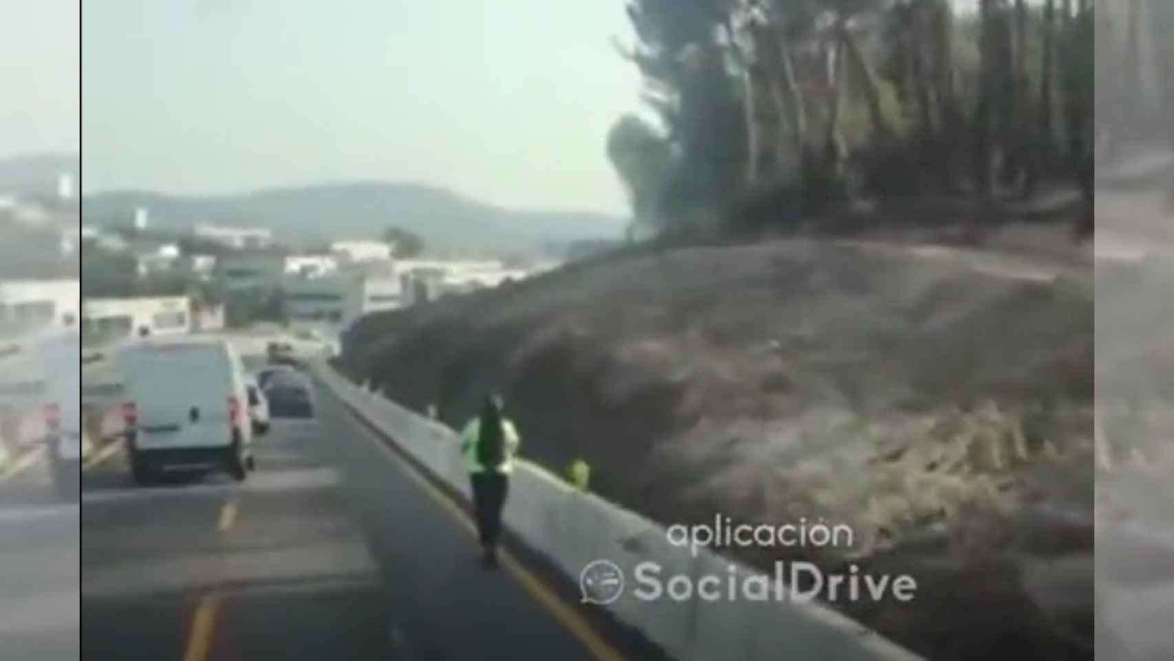 Un conductor de patinete eléctrico circula por la C-17 de Barcelona