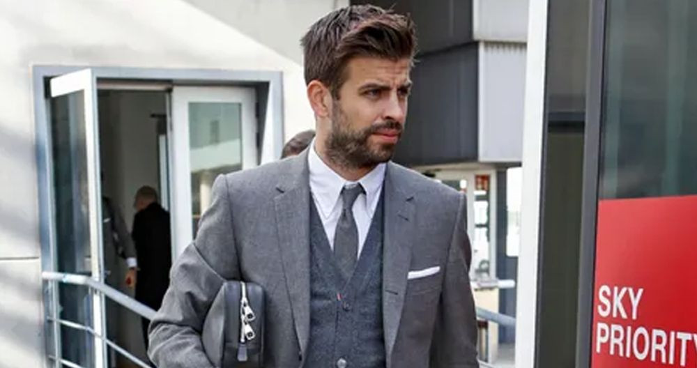 Gerard Piqué, de traje, durante uno de los viajes con el Barça / FCB