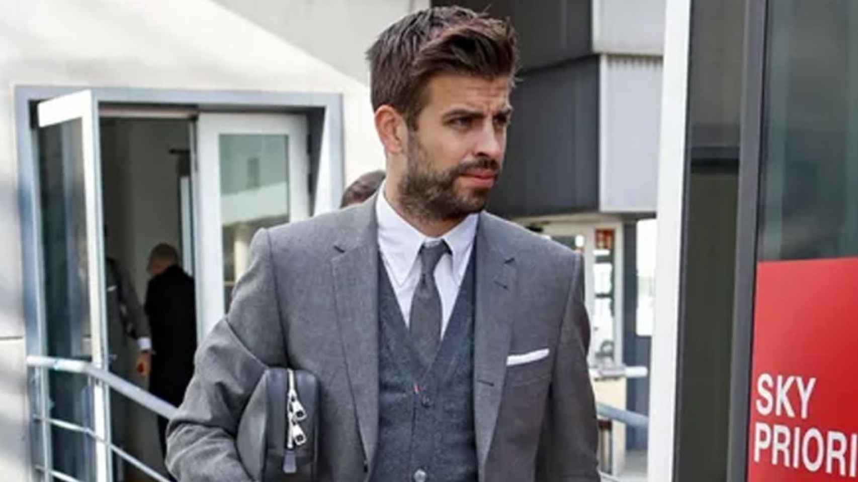 Gerard Piqué, de traje, durante uno de los viajes con el Barça / FCB