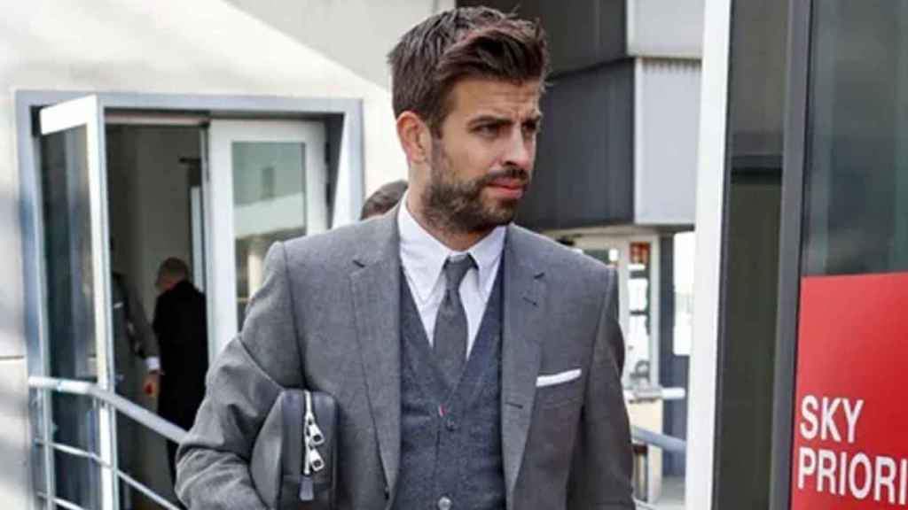 Gerard Piqué, de traje, durante uno de los viajes con el Barça / FCB