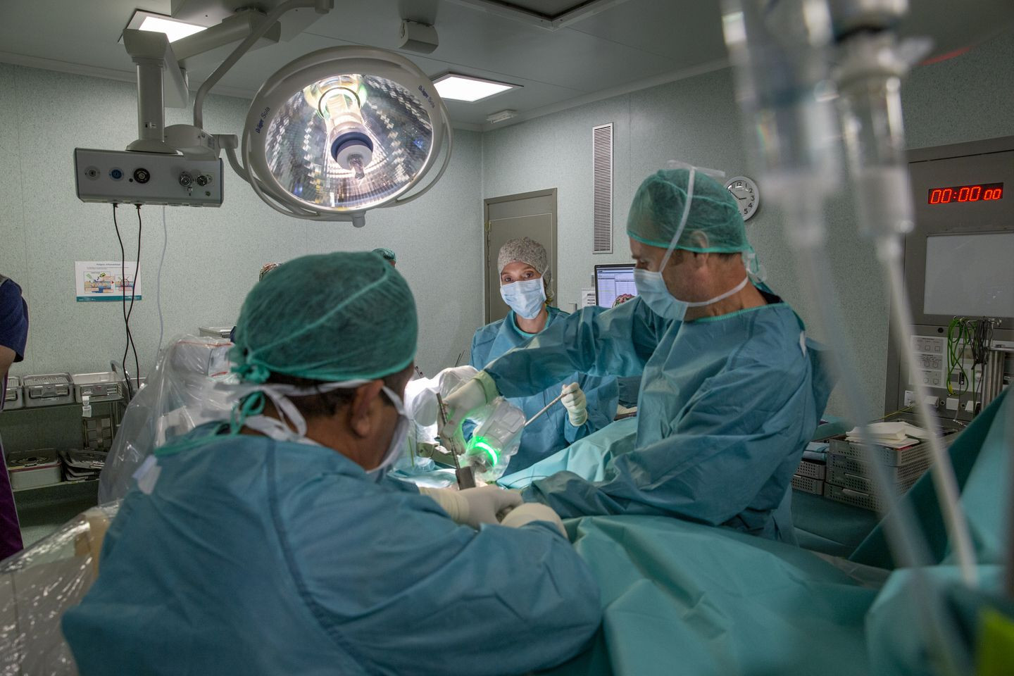 Los doctores Clavel y Catalá durante una intervención con el robot Mazor XTM / QUIRÓNSALUD