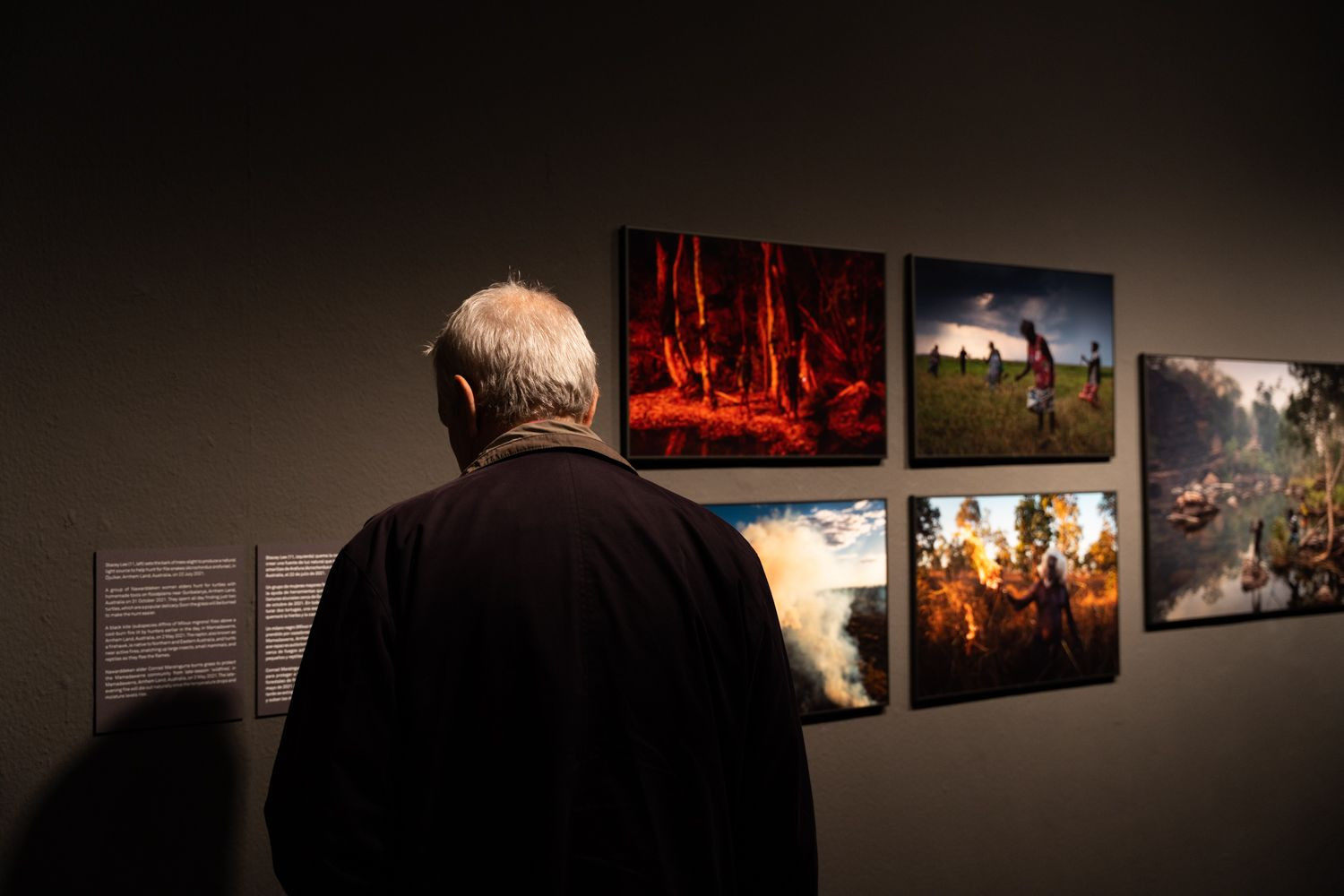 Un visitante observa fotografías en el World Press Photo 2022 en Barcelona / LUIS MIGUEL AÑÓN - METRÓPOLI