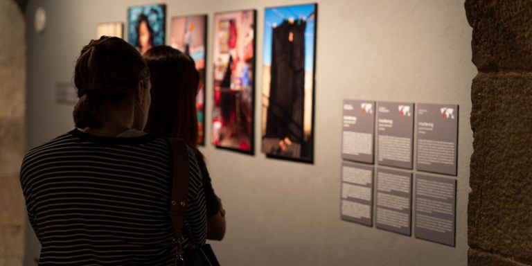 Visitantes observan fotografías en el World Press Photo 2022 en Barcelona / LUIS MIGUEL AÑÓN - METRÓPOLI