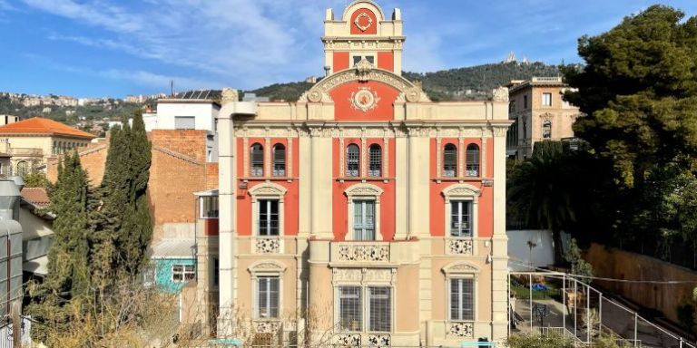 Exterior de Barcelona Montessori School / BARCELONA MONTESSORI SCHOOL