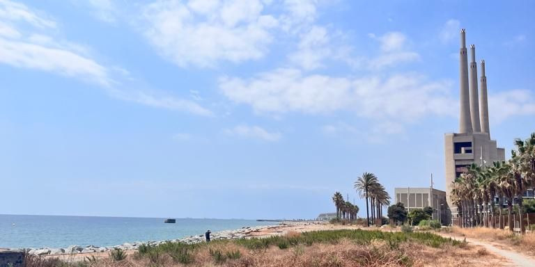 Zona contaminada en el litoral del barrio de La Mora / ÁNGELA VÁZQUEZ