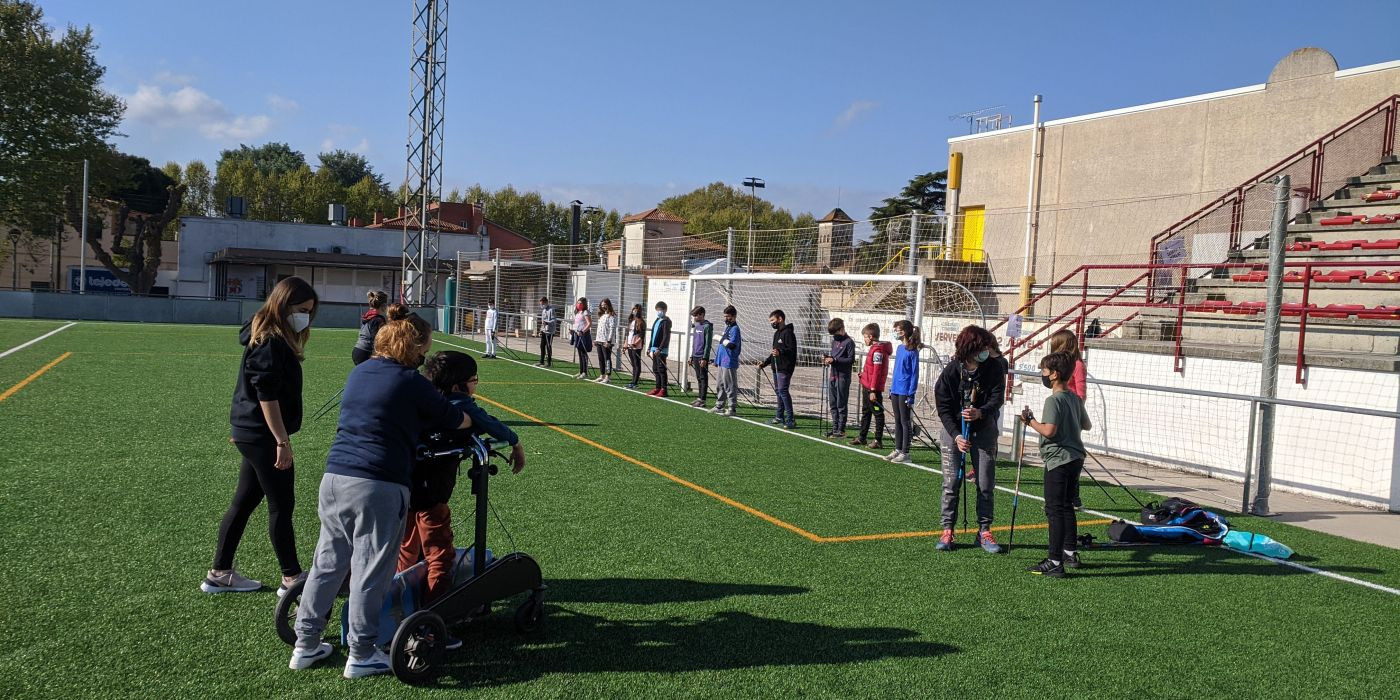 Escolares en el programa 'Jugamos con valores' en el campo del Cardedeu / DIPUTACIÓN DE BARCELONA