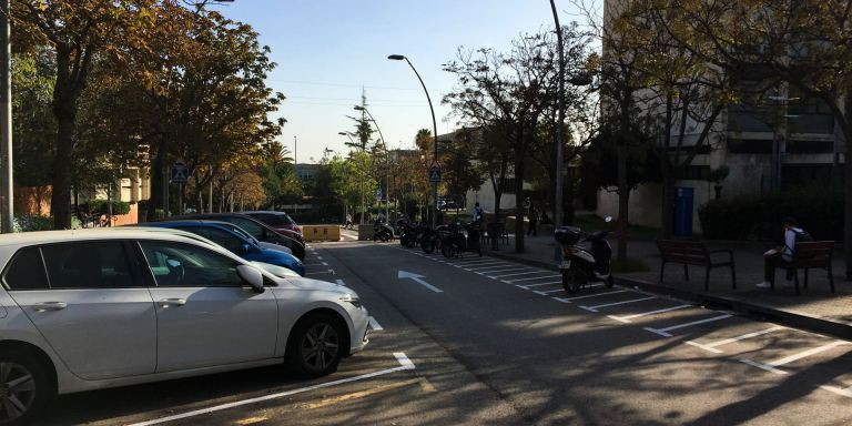 Vehículos estacionados en el tramo afectado de la calle de l'Alfambra / METRÓPOLI - RP