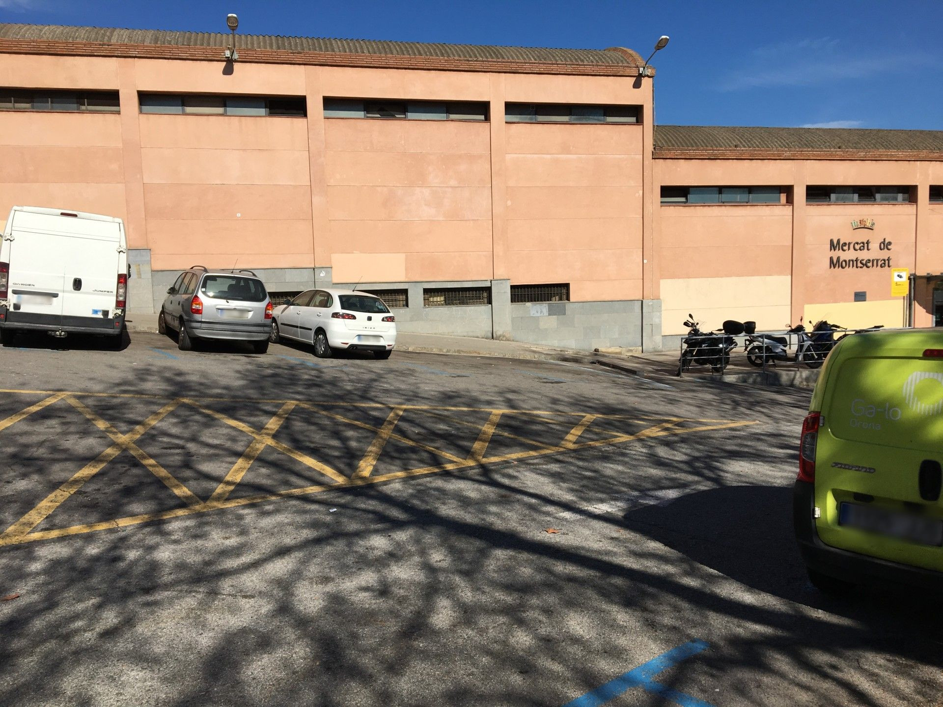 Vehículos estacionados en el aparcamiento del mercado de Montserrat / METRÓPOLI - RP