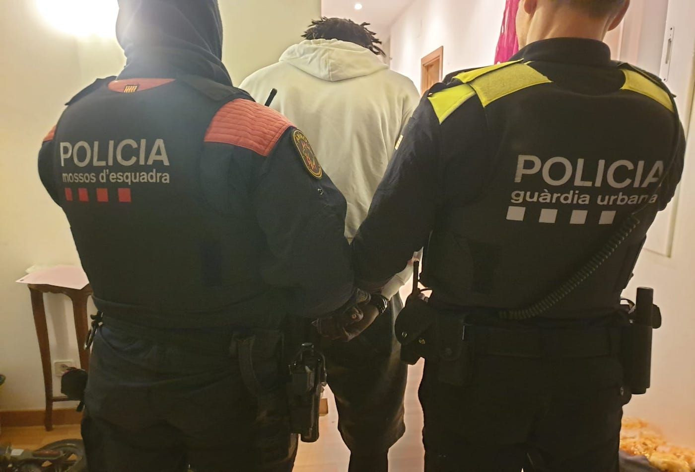 GUB y Mossos desarticulan punto de droga en Ciutat Vella / GUARDIA URBANA