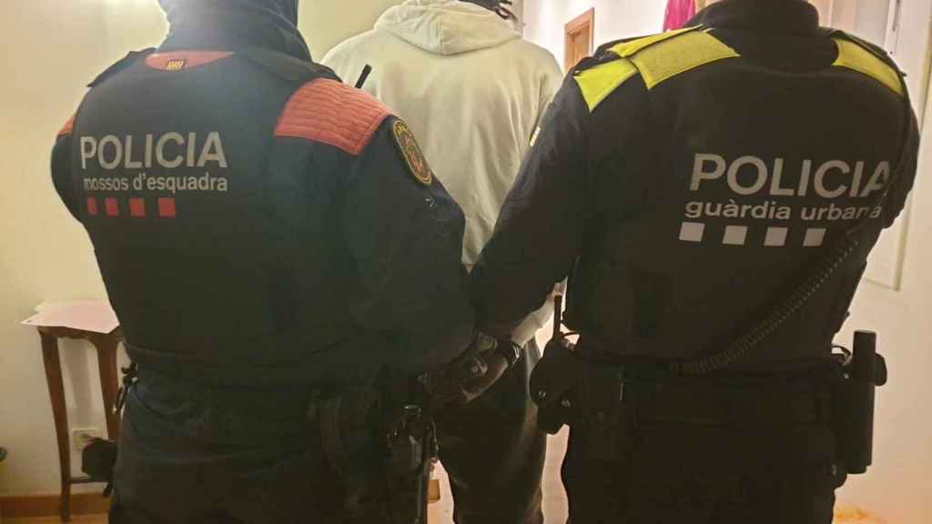 GUB y Mossos desarticulan punto de droga en Ciutat Vella / GUARDIA URBANA