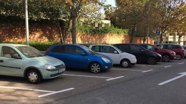 Coches aparcados en la calle de l'Alfambra, junto a la Diagonal / METRÓPOLI - RP