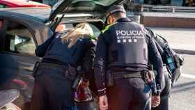 Agentes de la Guardia Urbana durante el registro de un vehículo en una imagen de archivo / GUB