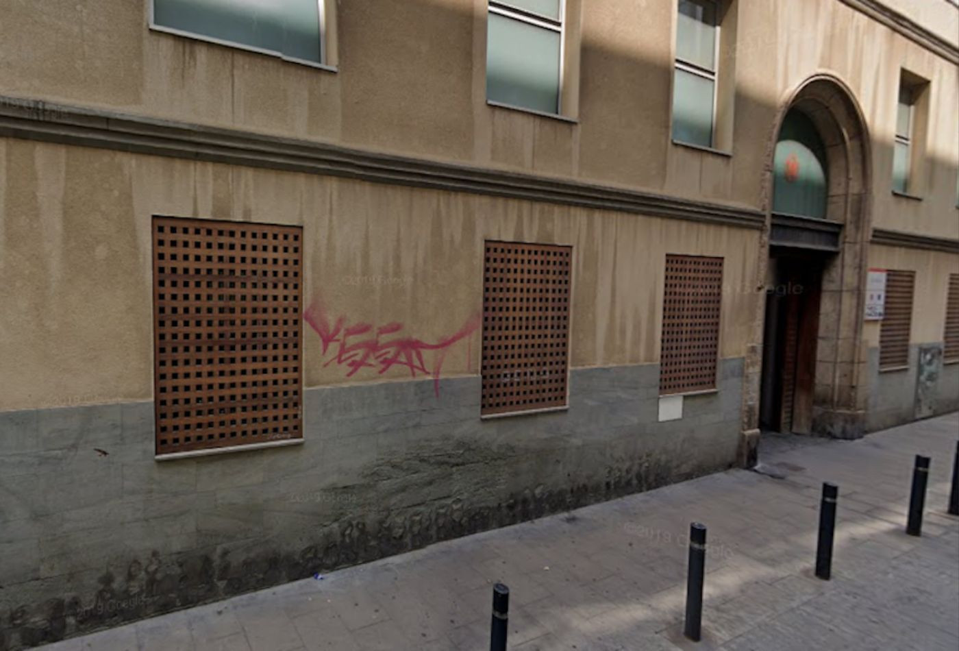 El edificio de la calle de las Tàpies, donde se ubica la nueva comisaría de la Guardia Urbana / GOOGLE MAPS