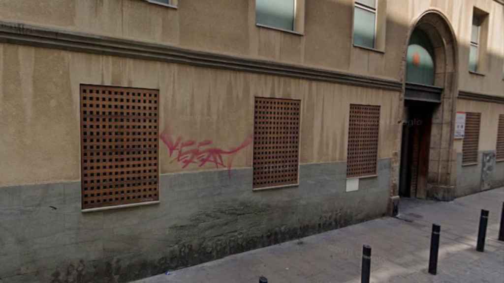 El edificio de la calle de las Tàpies, donde se ubica la nueva comisaría de la Guardia Urbana / GOOGLE MAPS