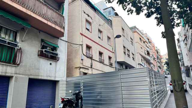 El edificio de los vecinos estafados en Badalona, que será derrumbado / METRÓPOLI