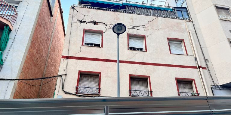 El edificio que será derrumbado en Badalona / METRÓPOLI