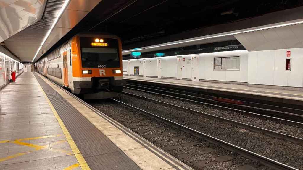 Un tren de la R2 nord de Rodalies, llegando a la estación de Passeig de Gràcia