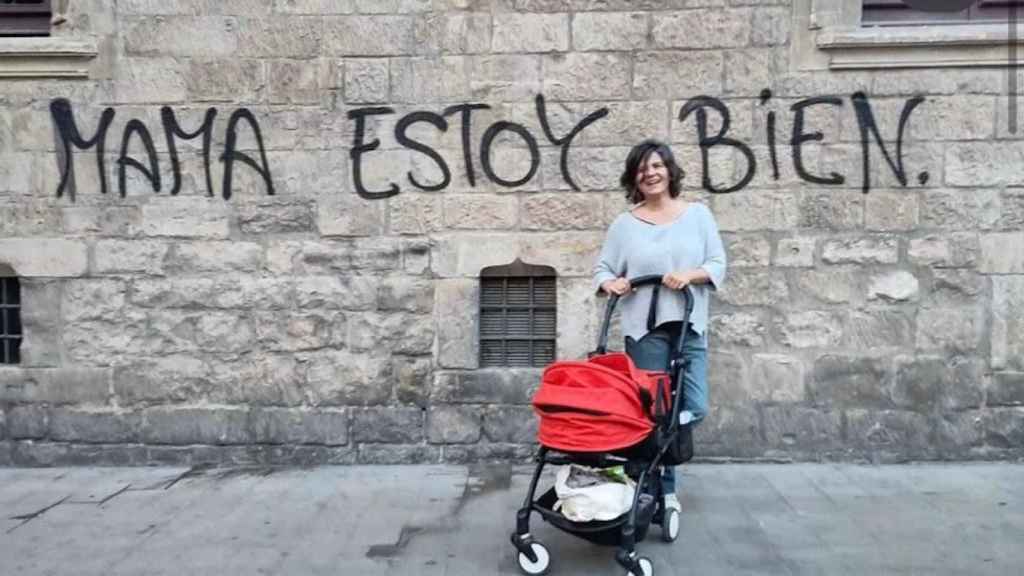 Foto de Gala Pin frente a un grafiti en el Palau Centelles / INSTAGRAM