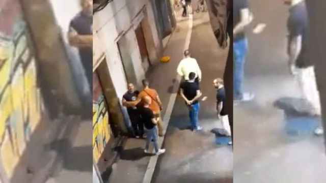 El grupo de Mossos que se enfrentó a un vecino en la calle Hospital del Raval / TWITTER