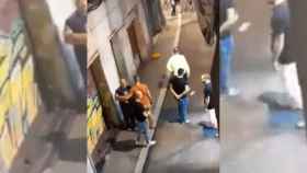 El grupo de Mossos que se enfrentó a un vecino en la calle Hospital del Raval / TWITTER