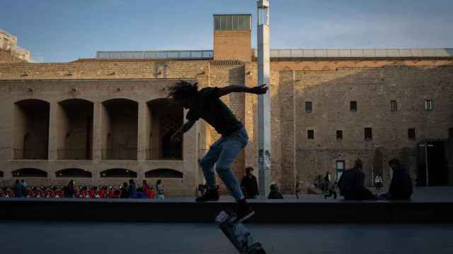 Un 'skater' en la plaza del MACBA en una imagen de archivo / EUROPA PRESS - David Zorrakino