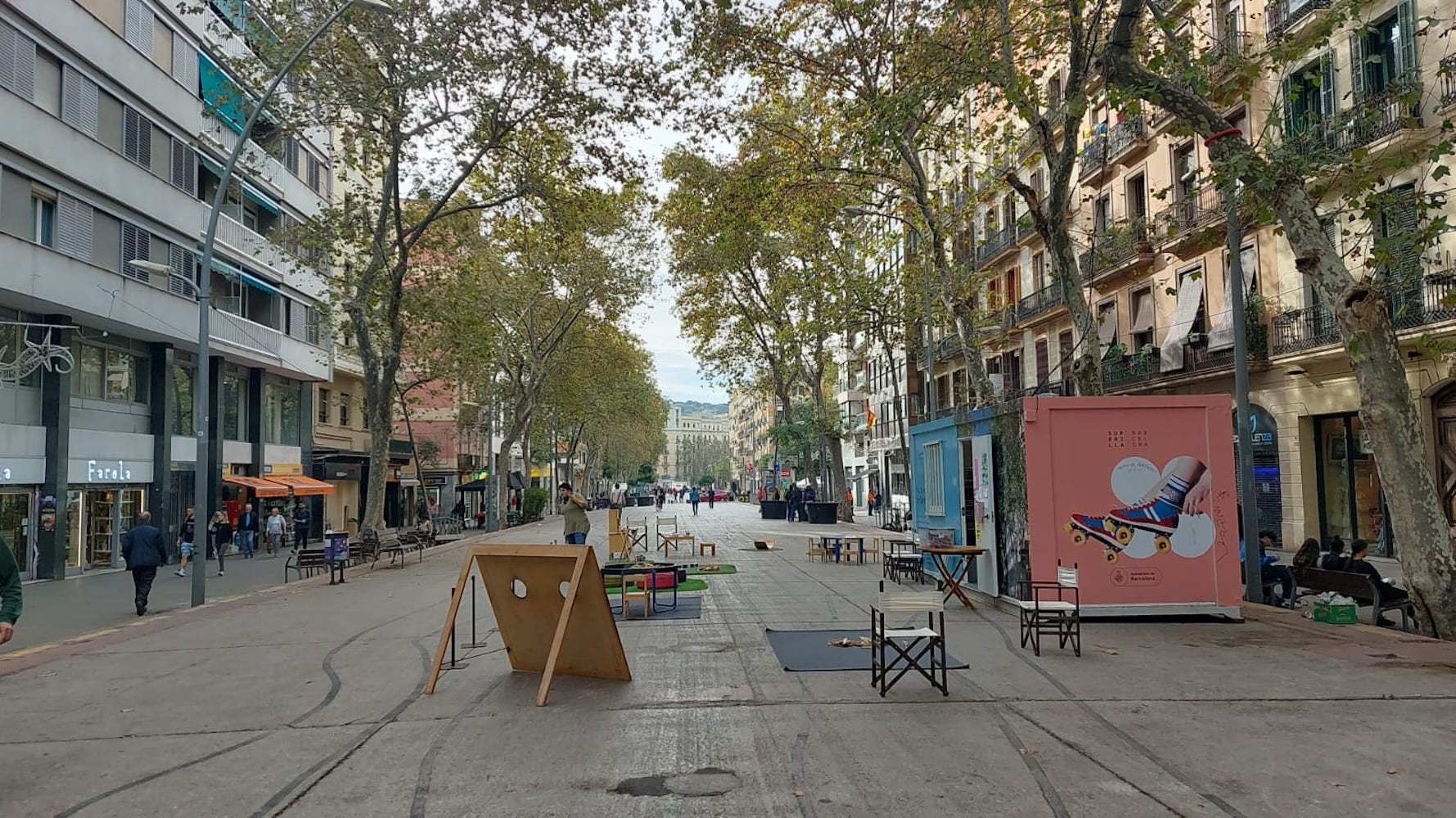 Juegos infantiles en la ronda de Sant Antoni, este miércoles / METRÓPOLI 