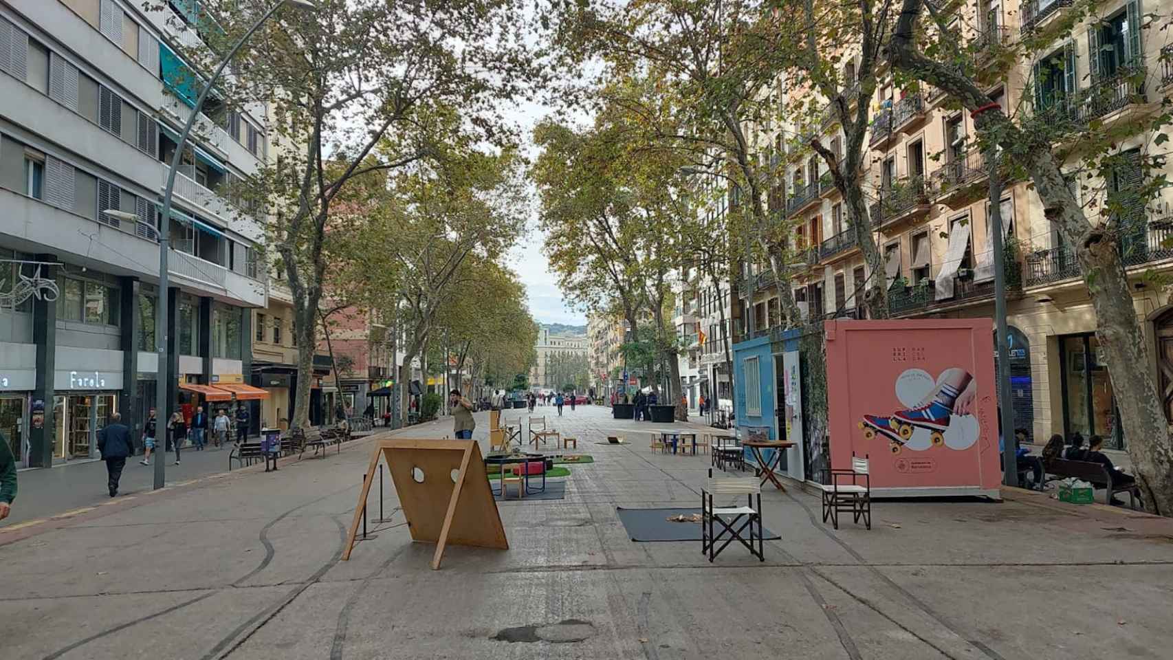 Juegos infantiles en la ronda de Sant Antoni, este miércoles / METRÓPOLI