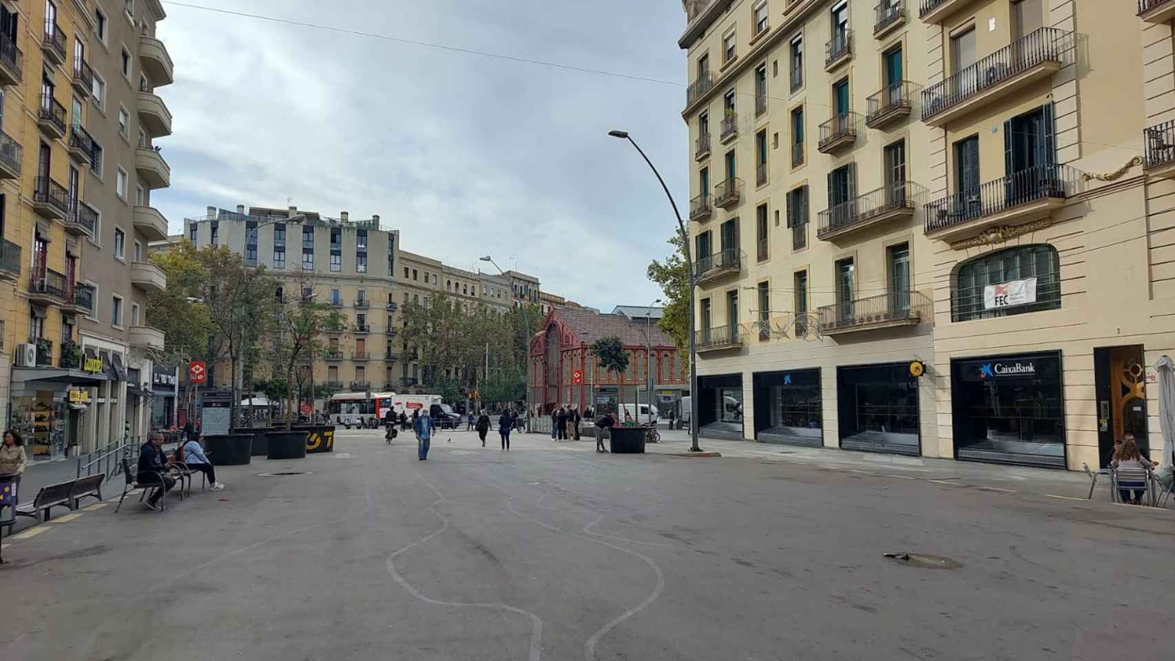 La losa de Sant Antoni con el histórico mercado al fondo / METRÓPOLI