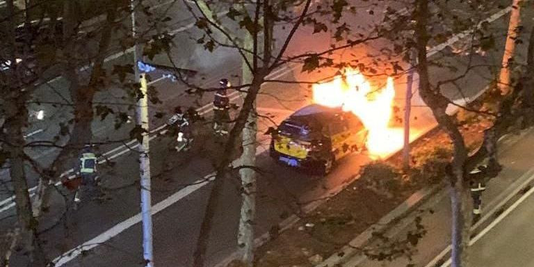 Imágenes del taxi que ha ardido en plena Diagonal de Barcelona / ÉLITE TAXI