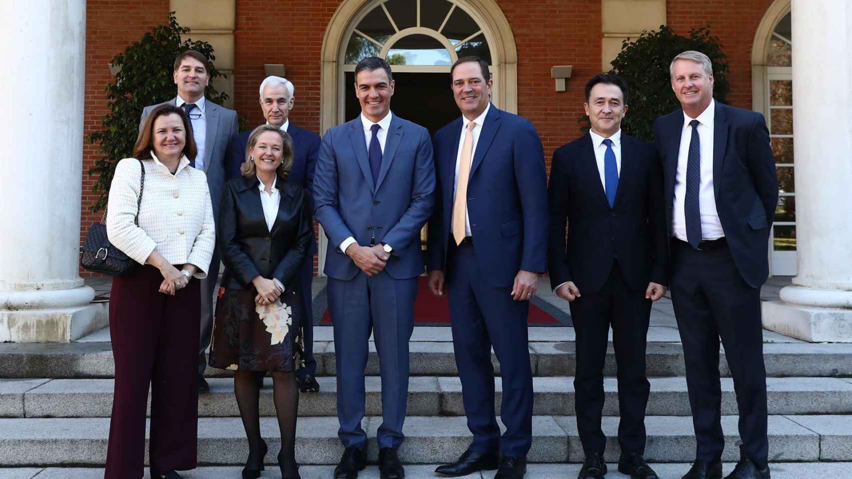 El presidente Pedro Sánchez junto al consejero delegado de Cisco, Chuck Robbins, en el Palacio de la Moncloa / EUROPA PRESS